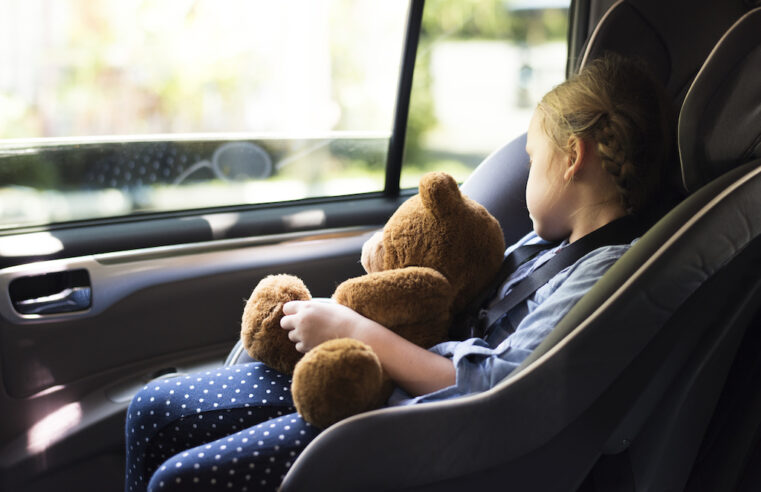 Jak bezpiecznie przewozić dziecko w samochodzie?